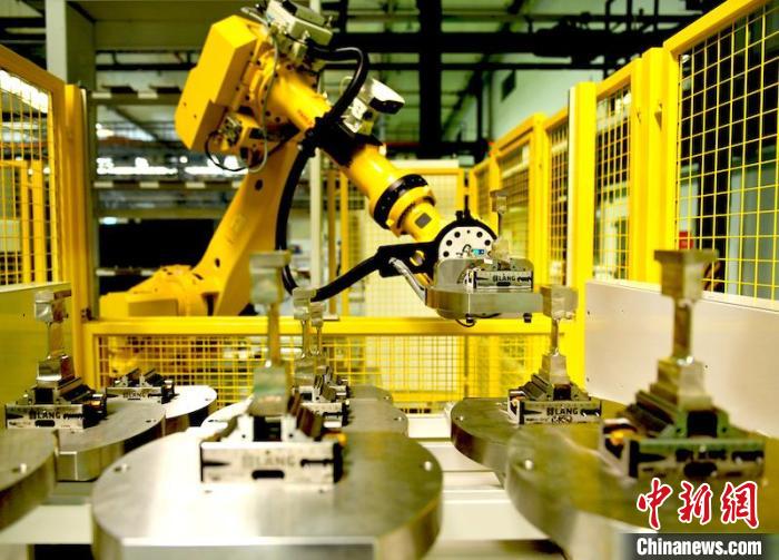 产线机器人放置完工叶片。　刘岗 摄